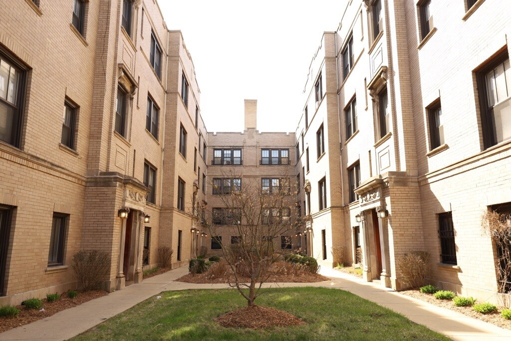 4746 S Woodlawn Ave Unit E2, Chicago, IL 60615 Condo for Rent in