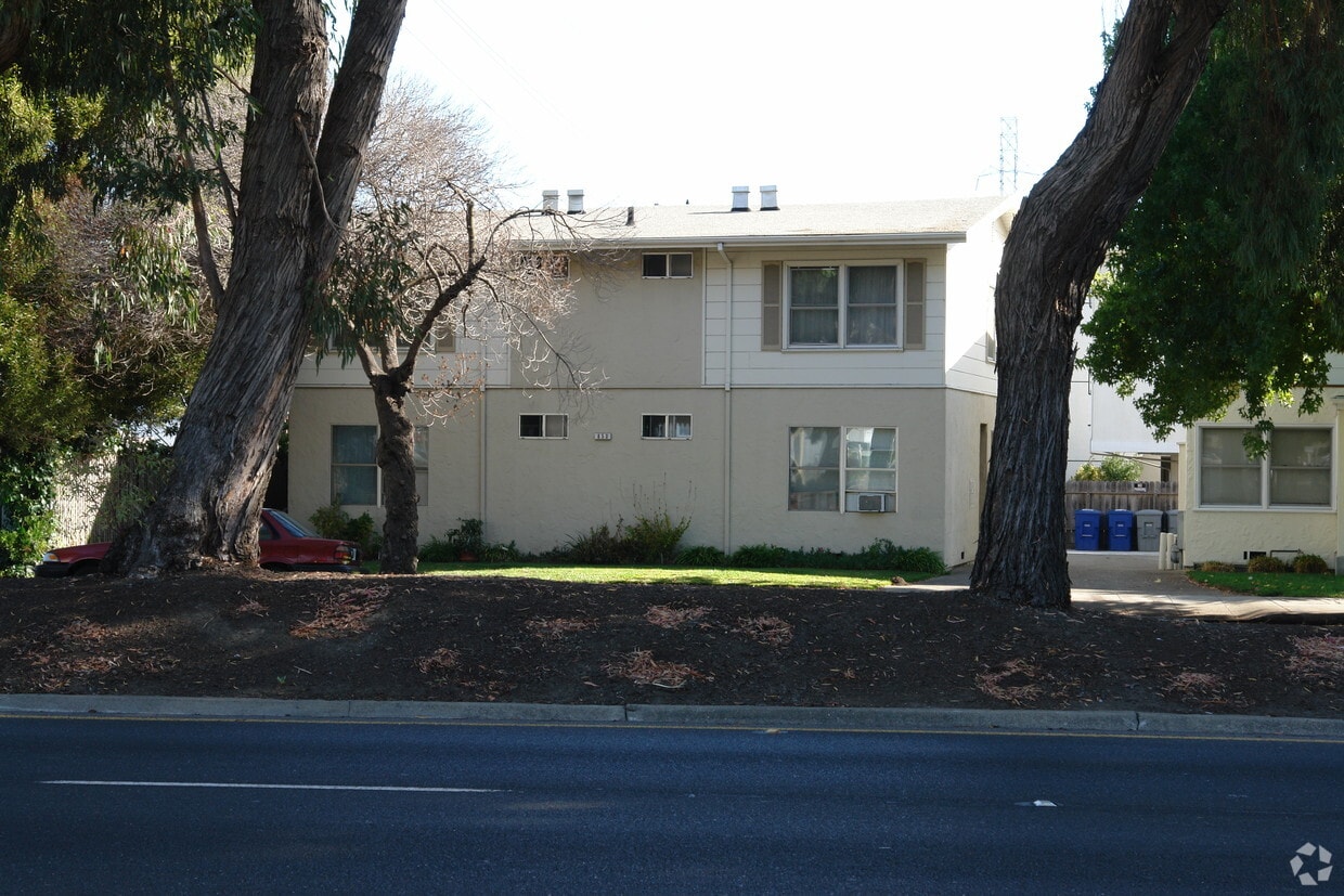 Building Photo - El Camino Apartments