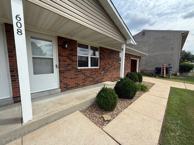 Building Photo - 608 Linda Ln