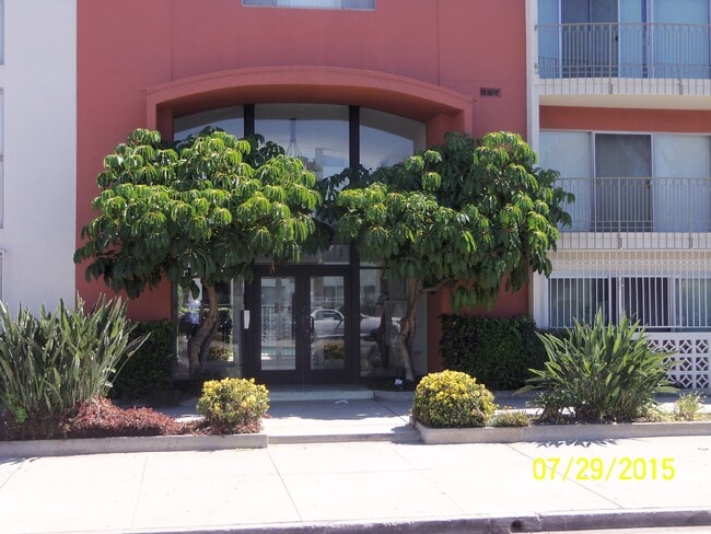 Building Photo - 13820 Victory Blvd