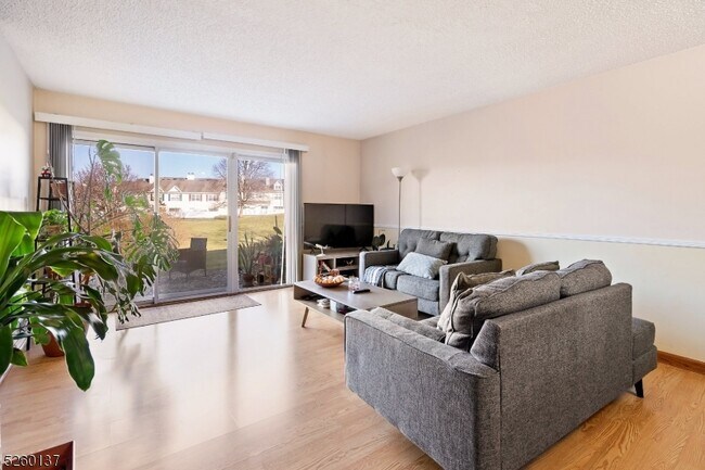 Foto del edificio - 1704 Doolittle Dr