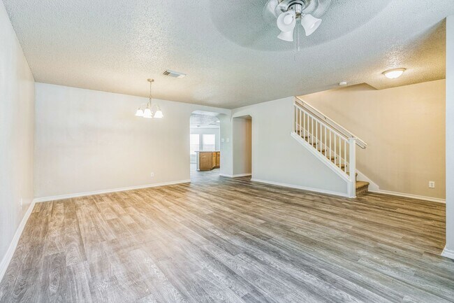 Foto del edificio - Spacious 4-Bedroom Home with Open Floor Pl...