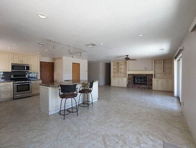 Building Photo - Resort Living in Desert Hot Springs