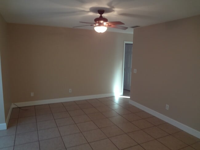 Building Photo - 3 bedroom home located on a Cul-De-Sac