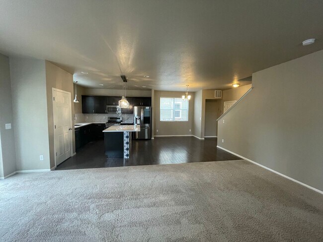 Building Photo - Beautiful 4 Bed 2.5 Bath in Longmont! Avai...