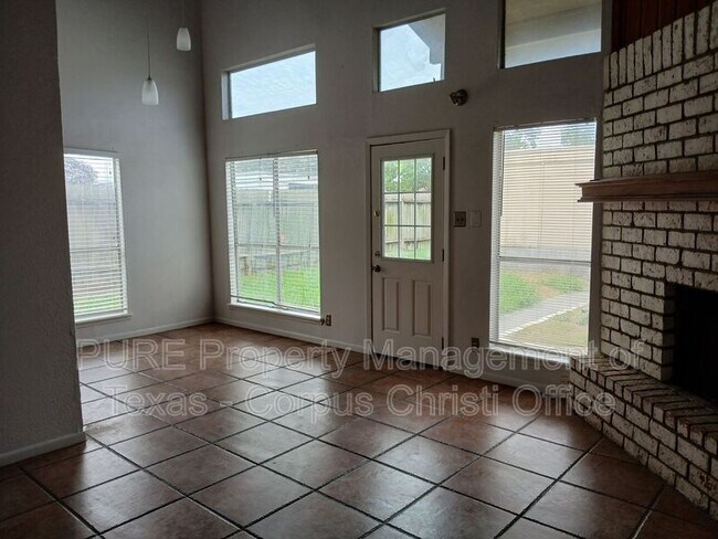 Foto del edificio - 4929 Cedar Pass Dr