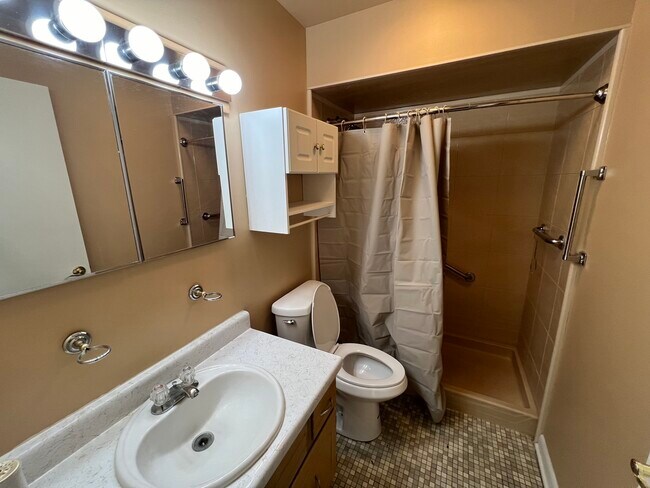 Building Photo - 2287 Country Club Dr