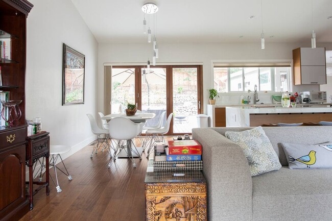 Building Photo - 915 Helen Dr