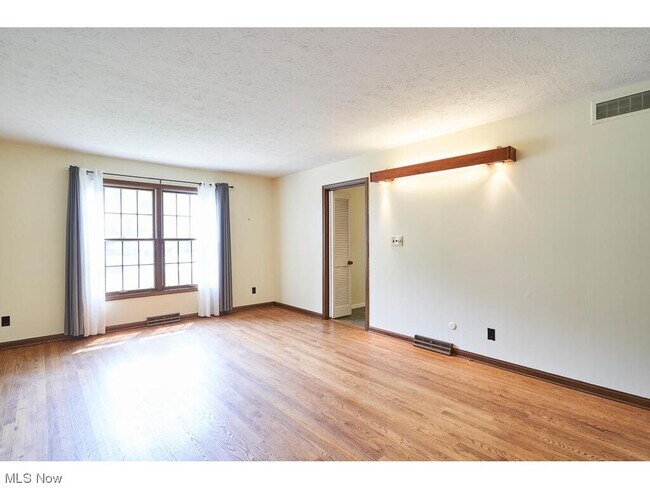 Building Photo - 620 Beaverbrook Dr