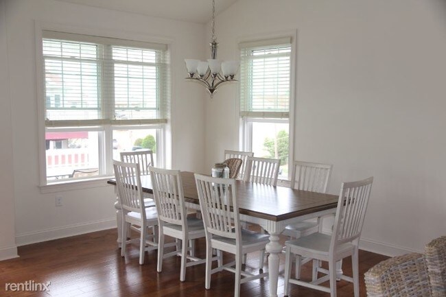 Building Photo - 4 br, 2.5 bath Condo - 1207 Central