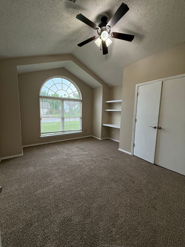 Foto del edificio - Collinsville 3/2 with new carpet!!