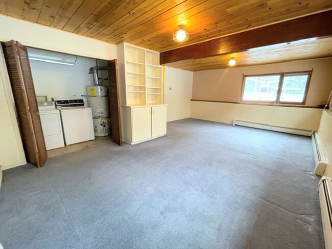 Foto del edificio - East Anchorage Four Bedroom Home with Bonu...