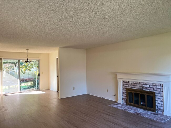 Building Photo - Two Bedroom Two Bath in Oakmont Village