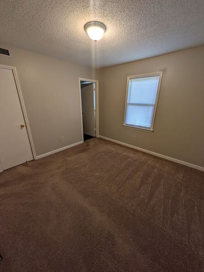 Foto del edificio - Lower Level 1BD/1BA Apartment in Westmont Apartments