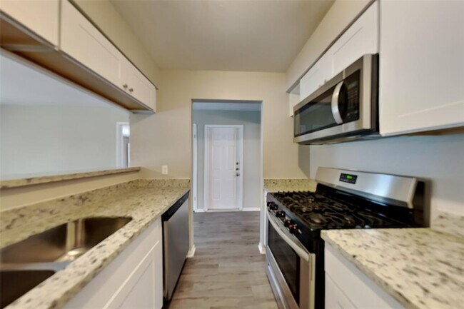 Foto del edificio - 3419 Shadowcrest Ln