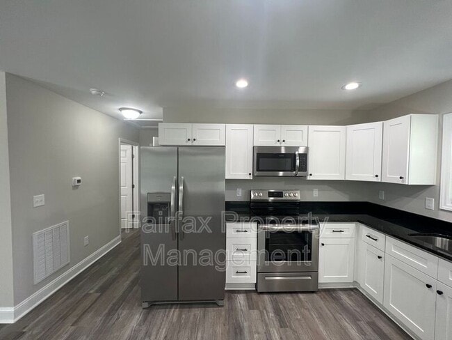 Building Photo - 2109 Hart St