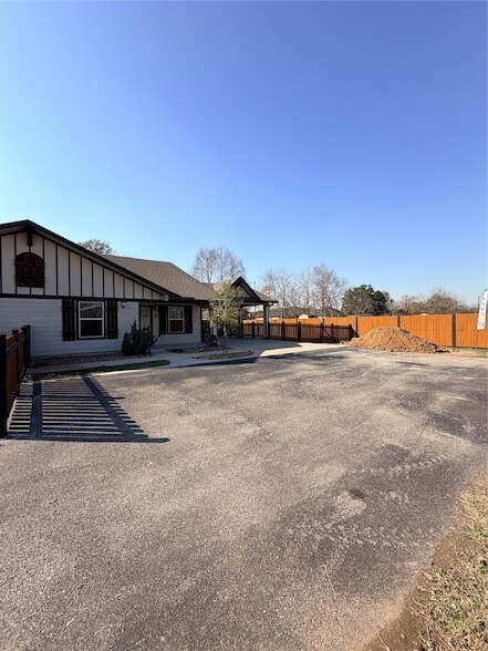 Building Photo - 2005 Pasadena Blvd