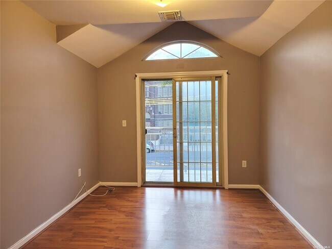 Foto del edificio - 10443 Springfield Blvd