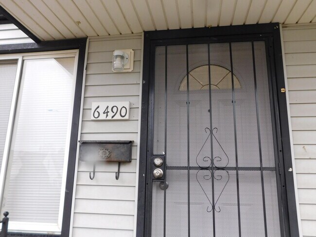 Foto del edificio - 6490 Stahelin Ave