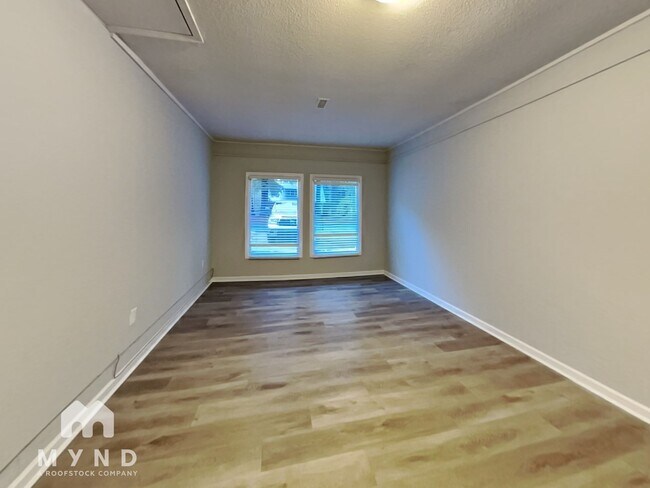 Building Photo - 795 E Iredell Ave