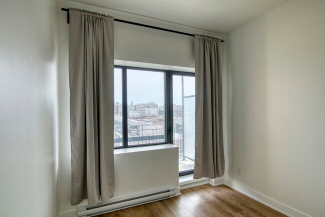 Building Photo - 30 Saint-Joseph Est5