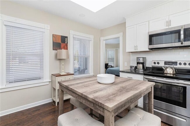 Building Photo - 845 Main St