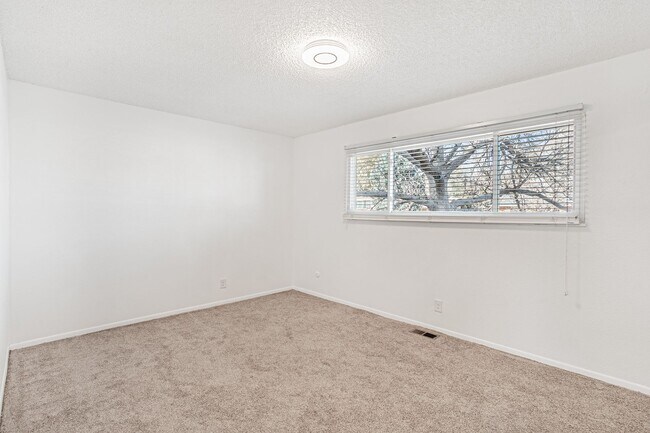 Building Photo - Gorgeous 4 Bed 2 Bath Home with Fully Fenc...