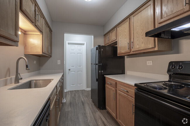 2BR, 2BA - 975SF - Kitchen - Westbridge Apartments