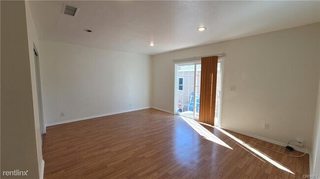 Building Photo - 2 br, 3 bath House - 6715 Corbin Ave
