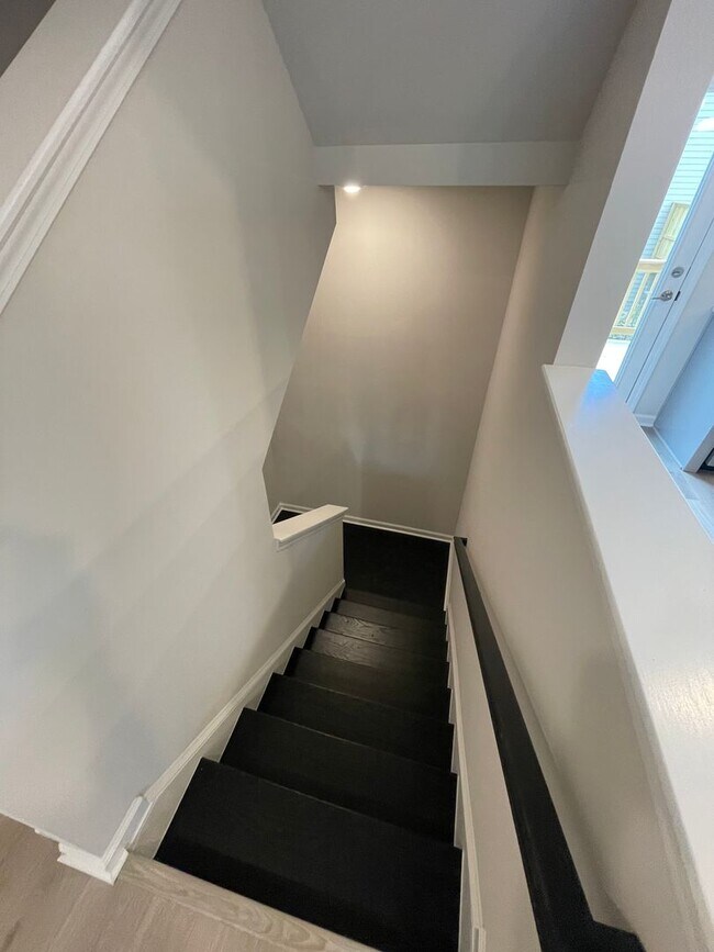 Building Photo - Wonderful 3 Bed 3.5 bath Townhome in Duluth!