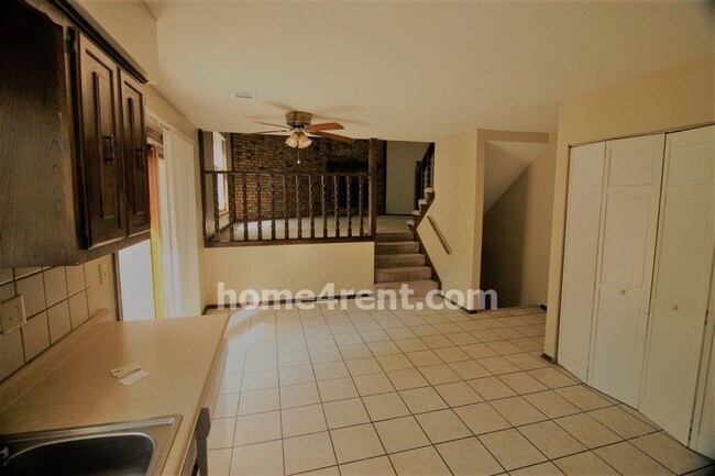 Foto del edificio - 1001 S Clairborne Rd