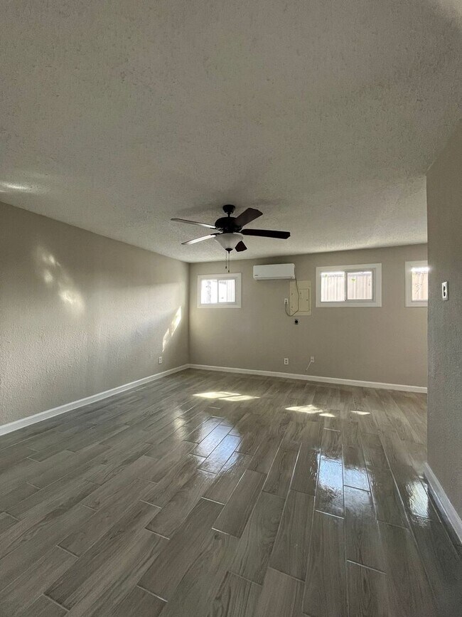 Building Photo - NEWLY REMODELED, Welcome to this mobile ho...