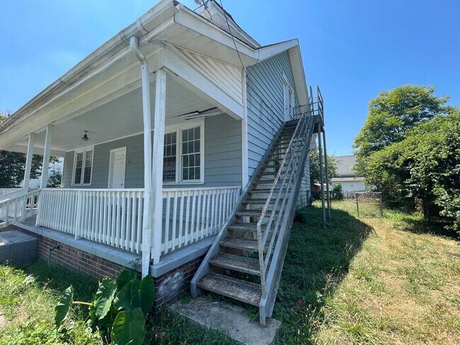 Foto del edificio - 4 bedroom 2 bath house
