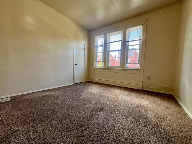 Building Photo - Unmatched Two Bedroom at a Fantastic Price...