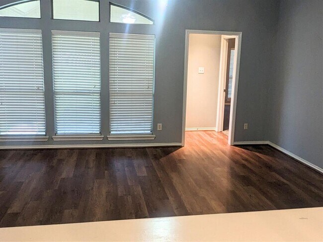 Building Photo - 9147 Sunlit Park Dr