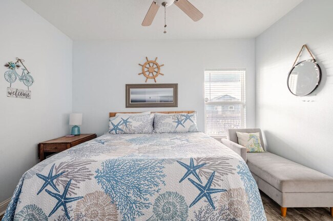 Building Photo - 998 Dolly St