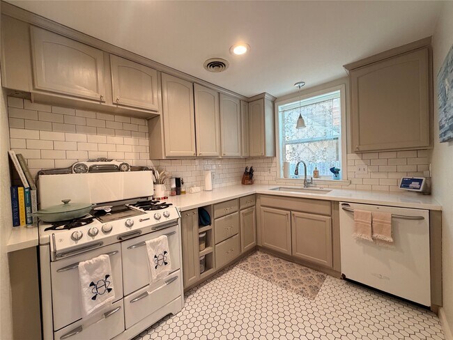 Building Photo - 5522 Avenue O 1/2