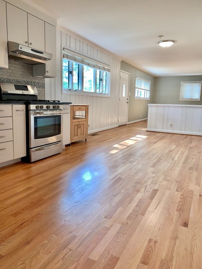Building Photo - 1209 Pineview Dr