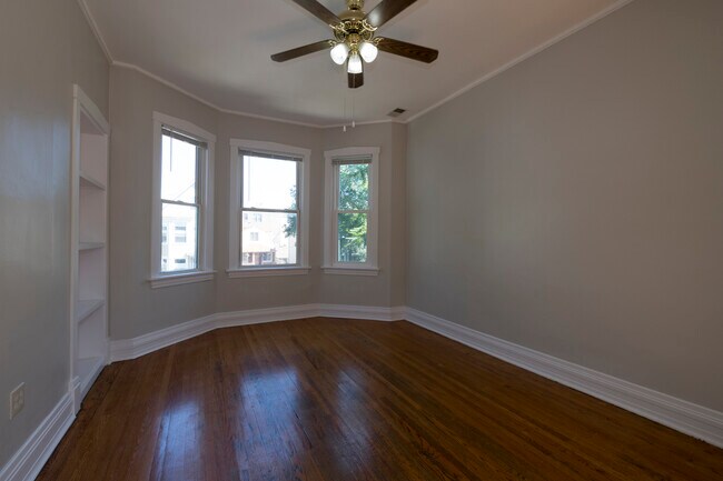 Foto del edificio - 3130 N Bernard St