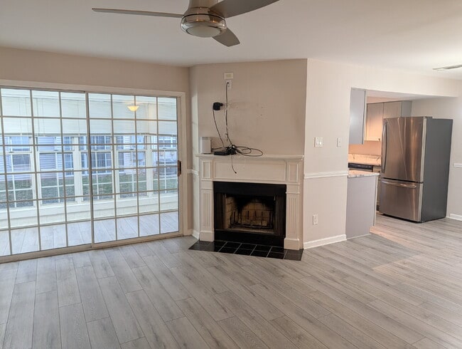 Foto del edificio - Bright Condo Living in a Convenient Fairfax Location