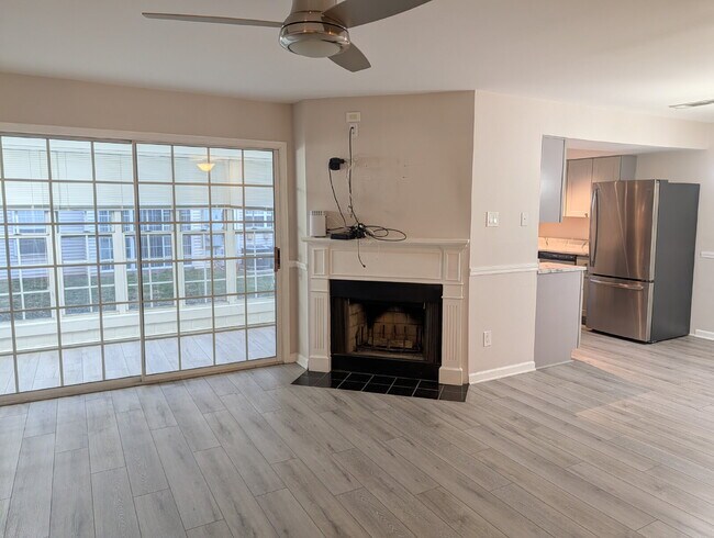 Building Photo - Bright Condo Living in a Convenient Fairfax Location