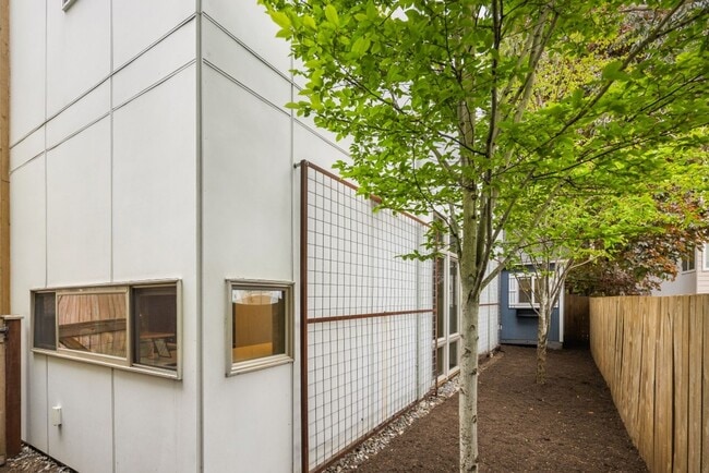 Building Photo - 3bd/3ba Seattle Townhome