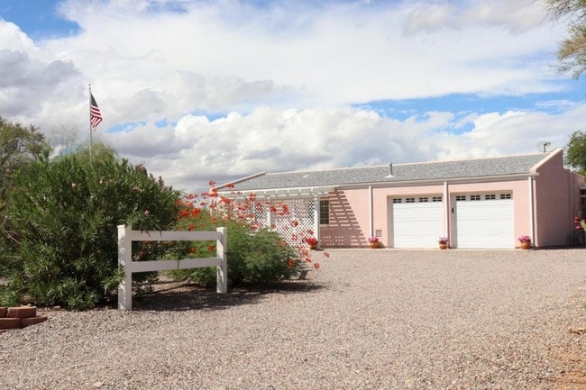 Building Photo - 626 W Las Lomitas