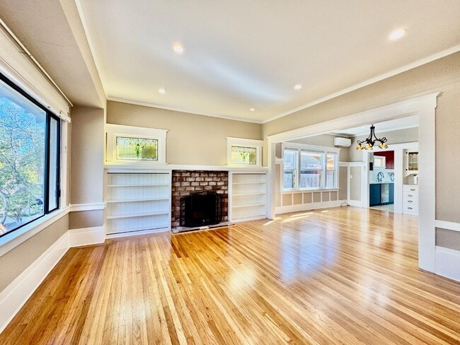 Building Photo - 809 Bayswater Ave