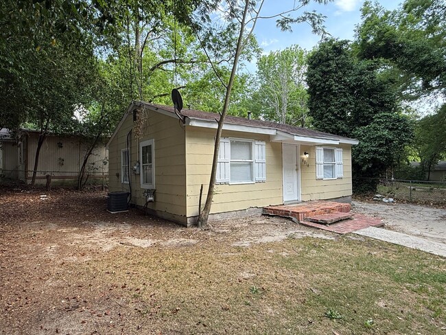 Building Photo - **AVAILABLE NOW**2 bedroom / 1 bathroom Ho...