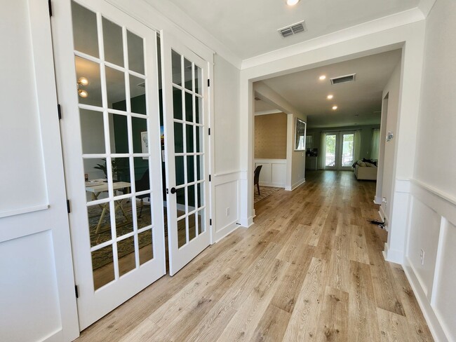 Building Photo - Beautiful Furnished 5 Bedroom Home - Liber...