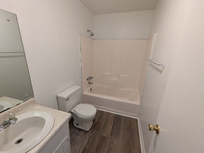 Foto del edificio - 560/562 Rustwood Dr