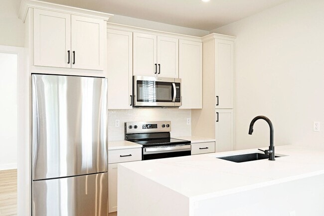 Foto del edificio - Light-Filled Belmont Apartment With Oversized Garage