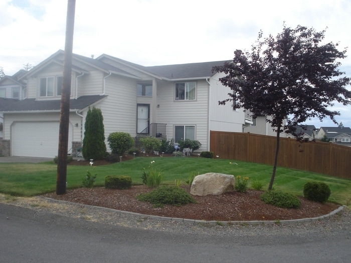 Foto principal - Beautiful 4 Bedroom Home on a Corner Lot i...