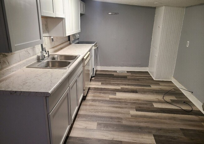 Building Photo - Beautiful Three Bedroom!